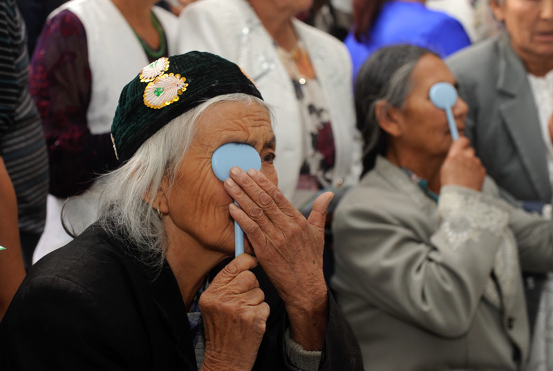 12个小时不停歇为1300多名皮山人民做眼健康检查